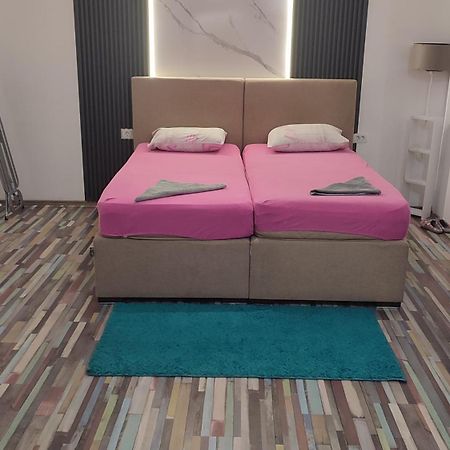 V&J Apartments Podgorica Esterno foto